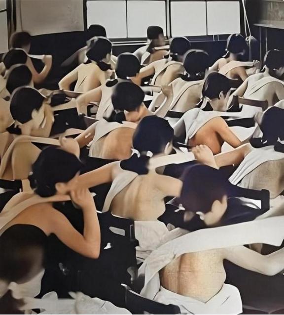 1938年，日本国内，高中生上课一丝不挂地接受军国主义的熏陶时，留下的老照片，镜