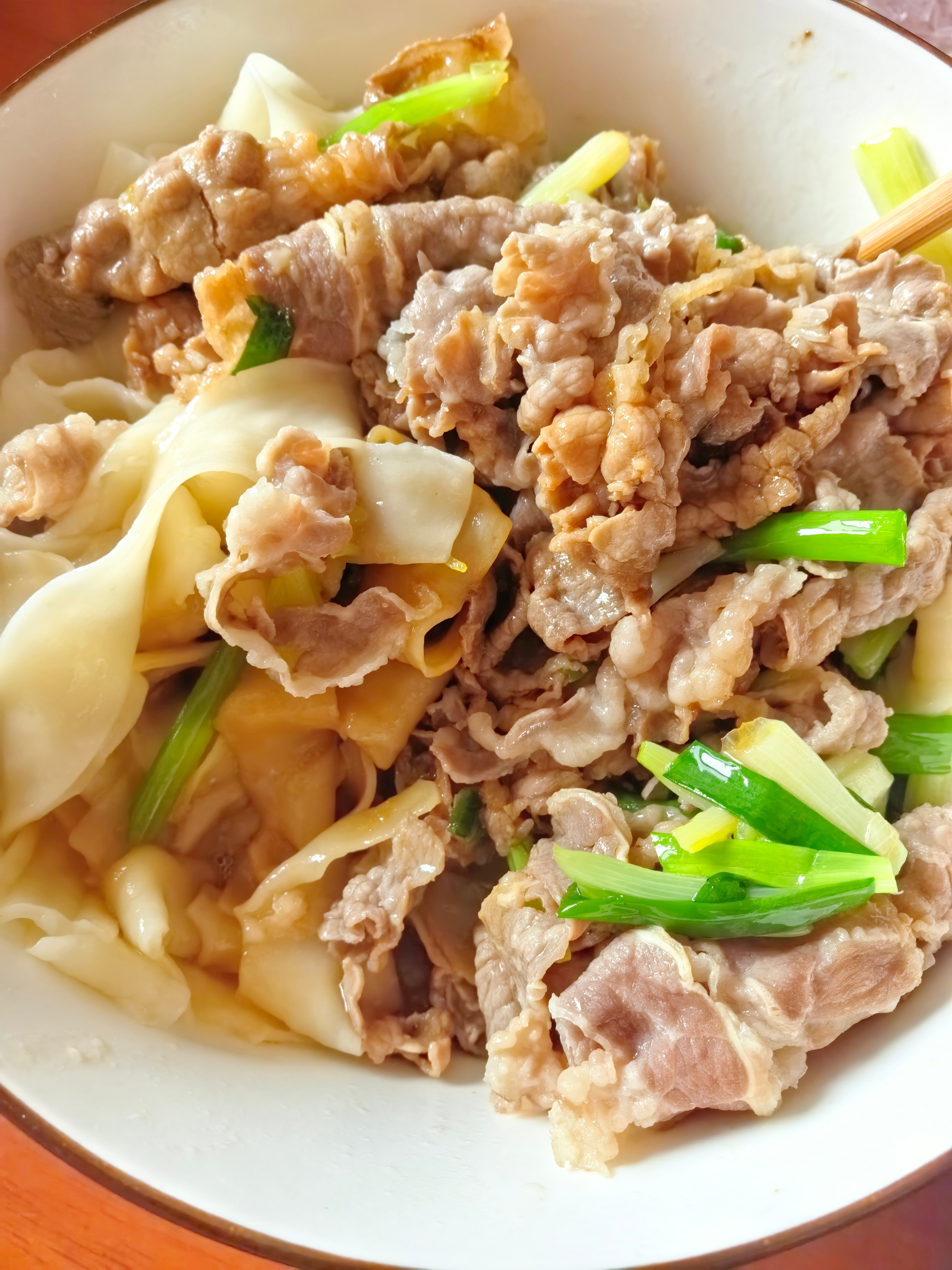 日常妈妈牌的油泼面，放点牛肉片，不亚于外面的味道，绝绝子，跟我妈这几天得在长几