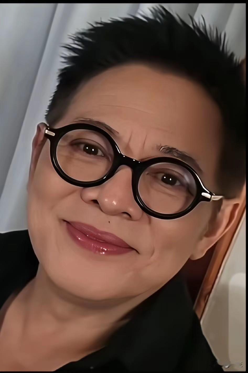 确定吗？这是李连杰？用了什么技术返老还童？这是换人了吧！怎么亮得可怕，有一种中年