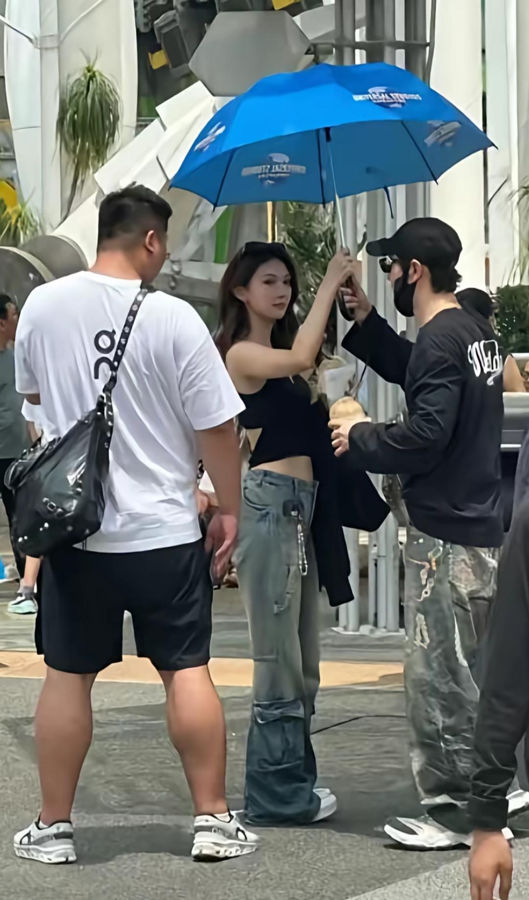 谈恋爱了，99年的，比黄晓明小22岁，黄晓明被拍到和一个小姑娘在新加