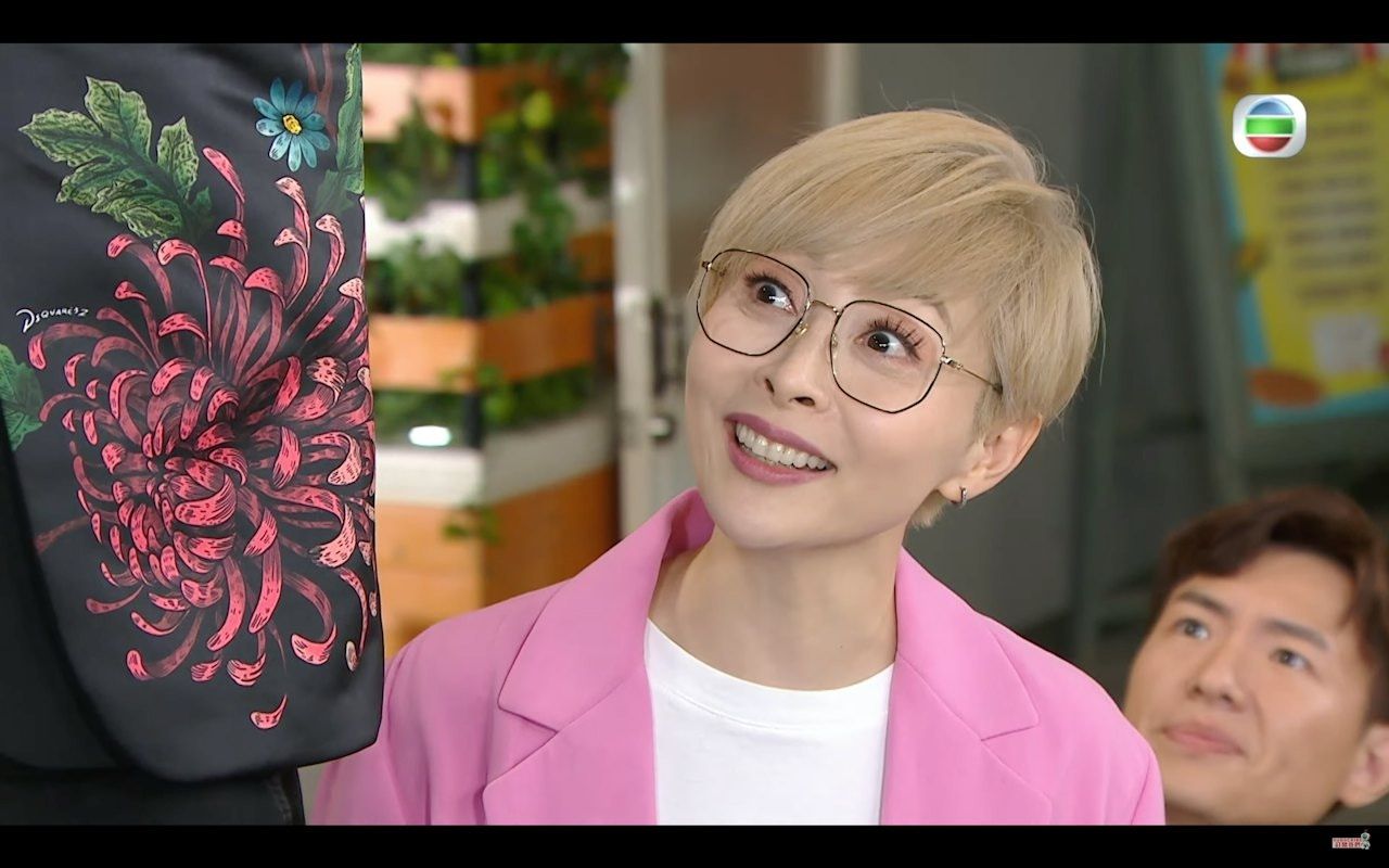 咱就是说这老照片太珍贵了！11岁的汤盈盈顶着爆炸头像个洋娃娃，居然被张国荣蹲下来