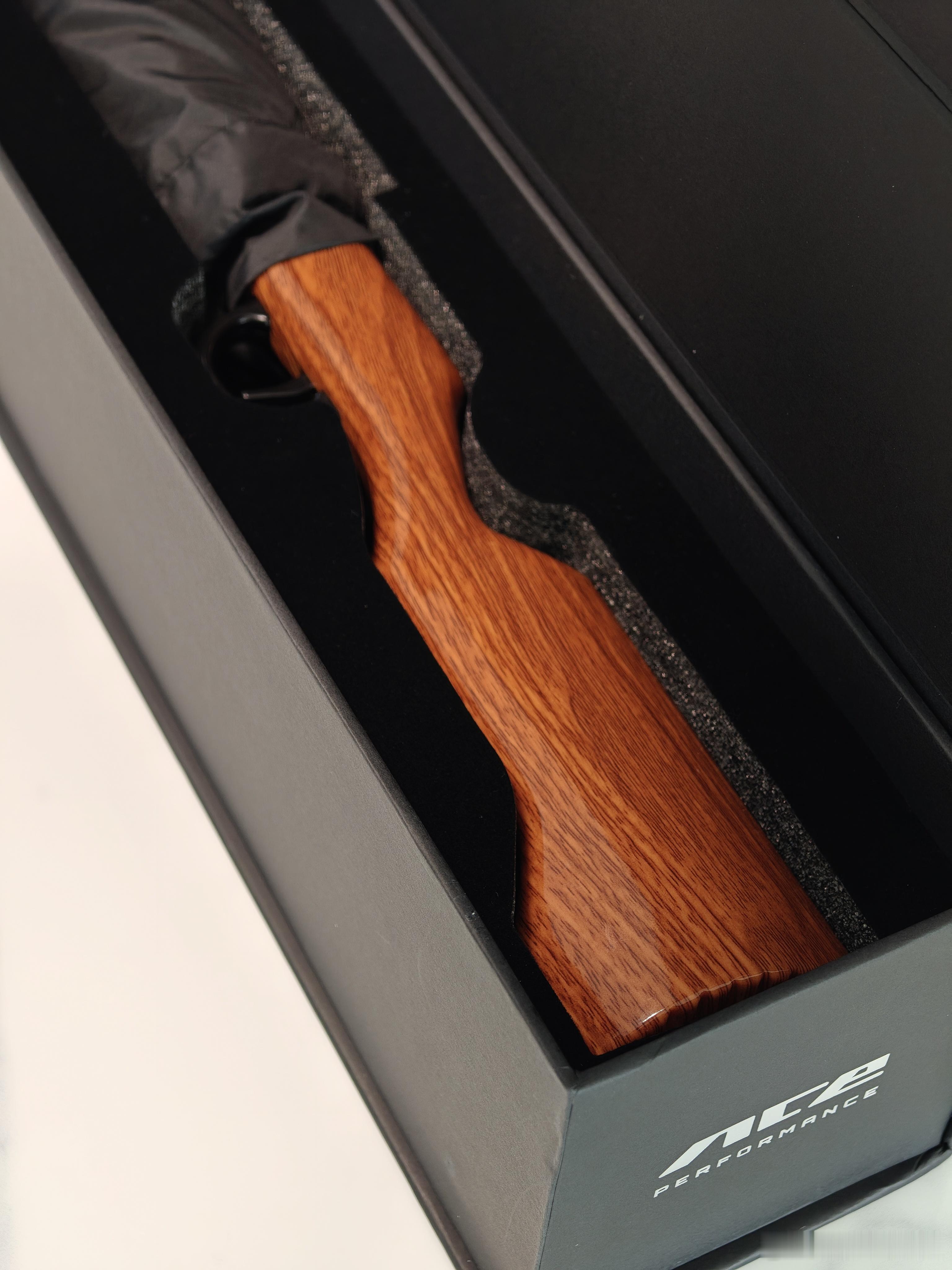 开箱的一瞬间真吓到我了一加Ace6至尊版邀请函收到了，打开就是枪托真让人慌得一批