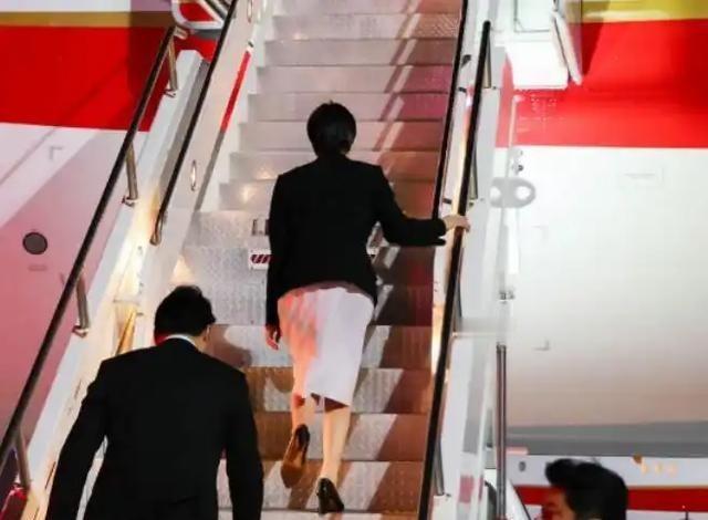终于吸取教训，回去的时候没敢再挥手。这一趟赴美，去的时候有多嚣张自信，回来的时候