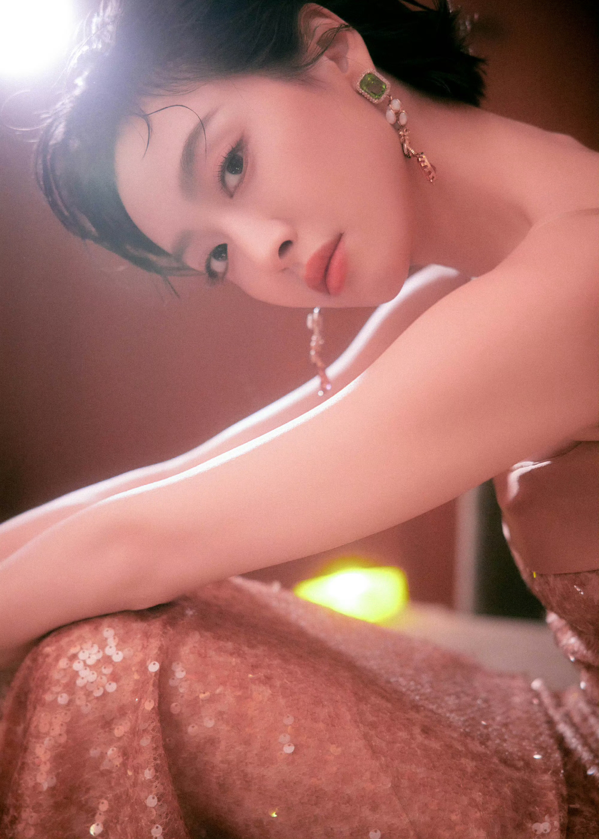 宋茜下个月可能是光头宋茜这是认真的吗？不过宋茜金鹰女神吊带裙光脚美腿，是心动的