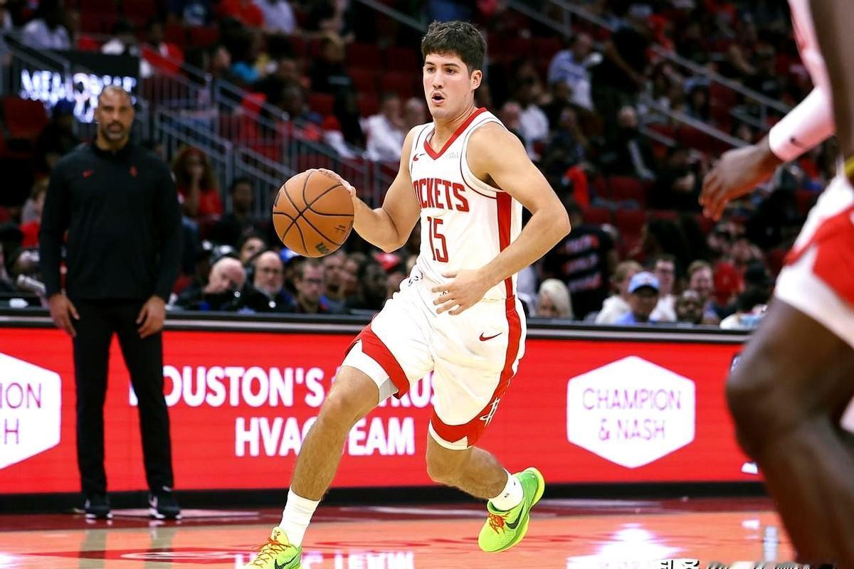 杜兰特一歇，谢泼德立马就被打回了原形。别看他本赛季场均13.6分，三分命中率