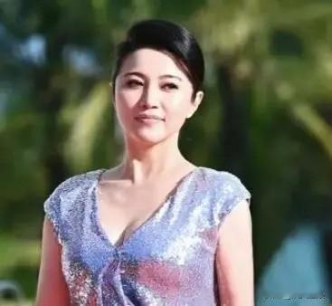 52岁影后颜丙燕自曝“阿姨恋”，男友居然比她小20岁！当时两人逛街被误认