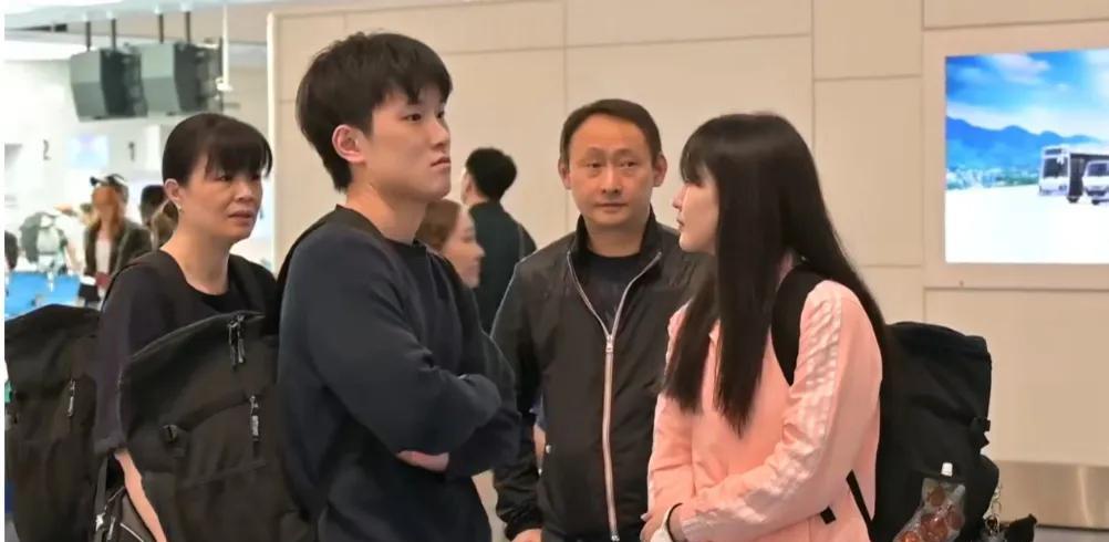 #日本乒乓球队抵达多哈备战世乒赛#日本乒乓球队昨晚出征多哈世乒赛，张本智和、