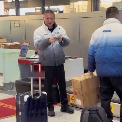 11.26日，王皓和马琳在北京机场出发。许久没见的马指，今天在机场出现了，