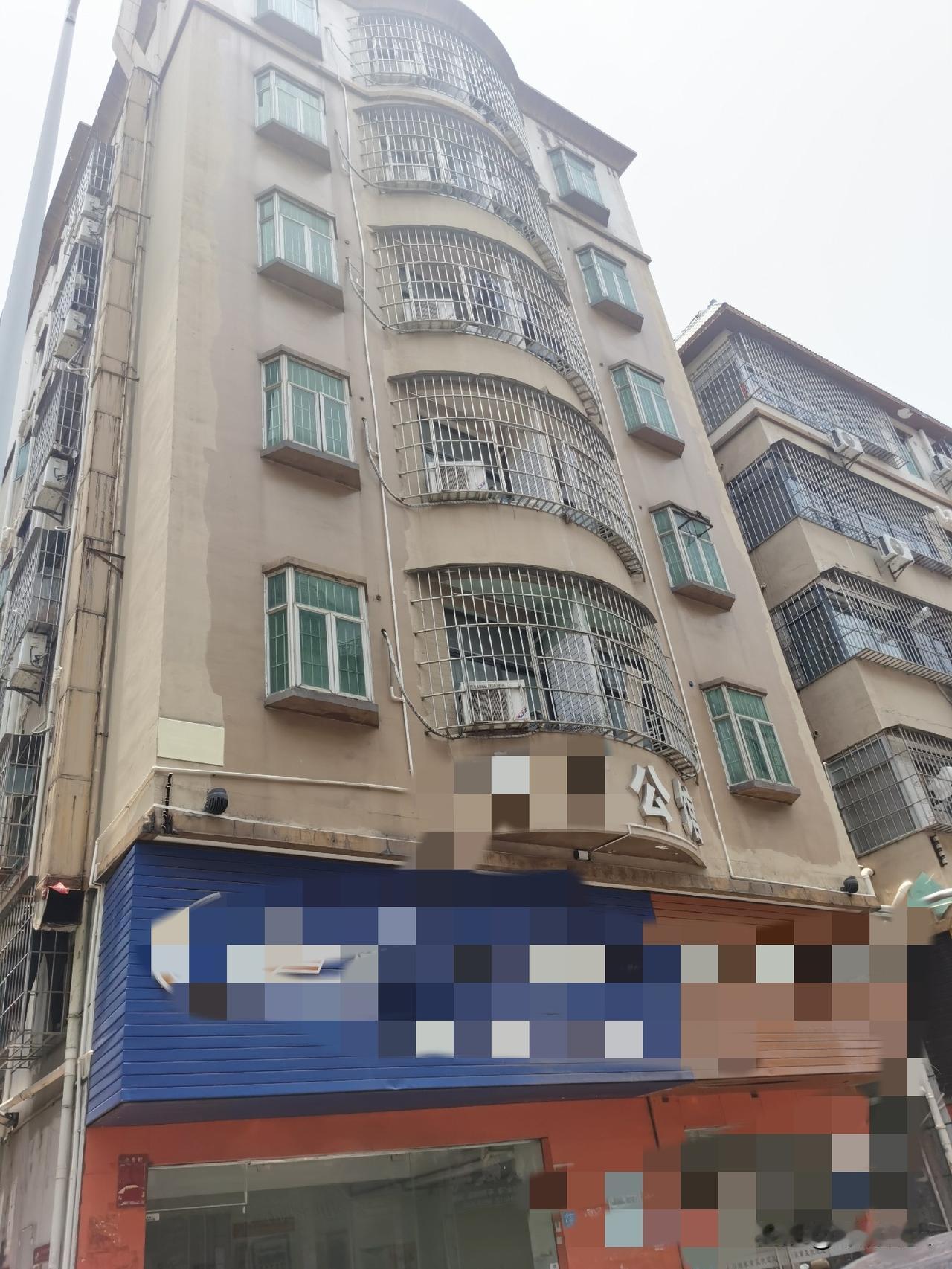 听说深圳朋友住的整栋楼被法拍了，这让我想起深圳那套破纪录的法拍独栋别墅。10月3