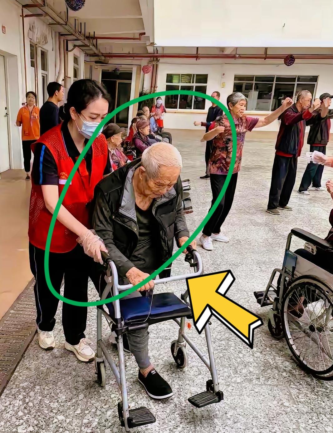 72岁退休老教师，在养老院被护工恶意对待，全程一声不吭！谁都以为老人无依无靠只