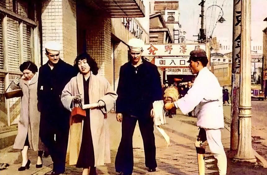 1951年，横滨，一个残疾的日本退伍老兵正在大街上乞讨。此时，两名美国大兵从他身