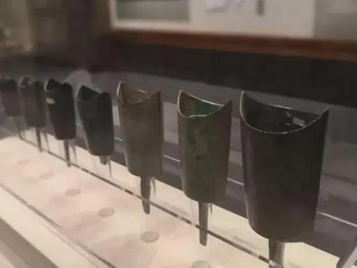 “捡到宝了！”近日，浙江湖州，一对老夫妻在河道边捡废品，发现了一块“铁疙瘩”，拿