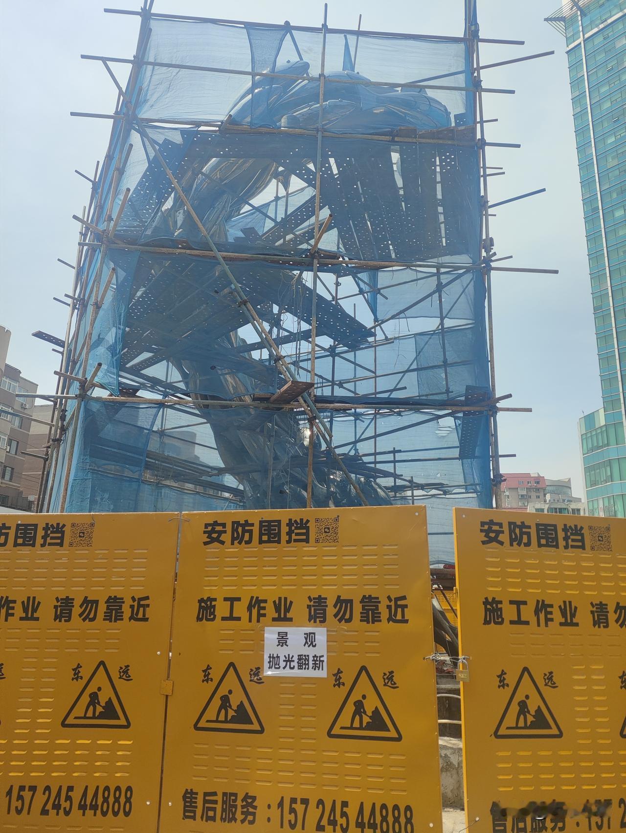 大连西安路鱼群雕像只是翻新不拆不搬！麦凯乐旧址工地冒烟，消防紧急到场救援，施工安