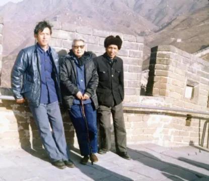 1985年，曾志与儿子石来发，以及孙子蔡接班，一同踏上了长城之旅，他们游玩时拍摄