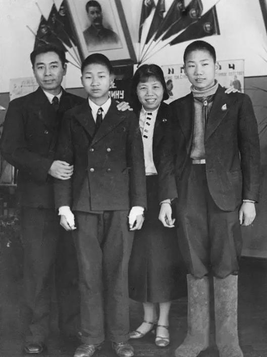 1950年11月，机要秘书叶子龙收到了彭德怀从朝鲜发来的绝密电报，以往叶子龙会马