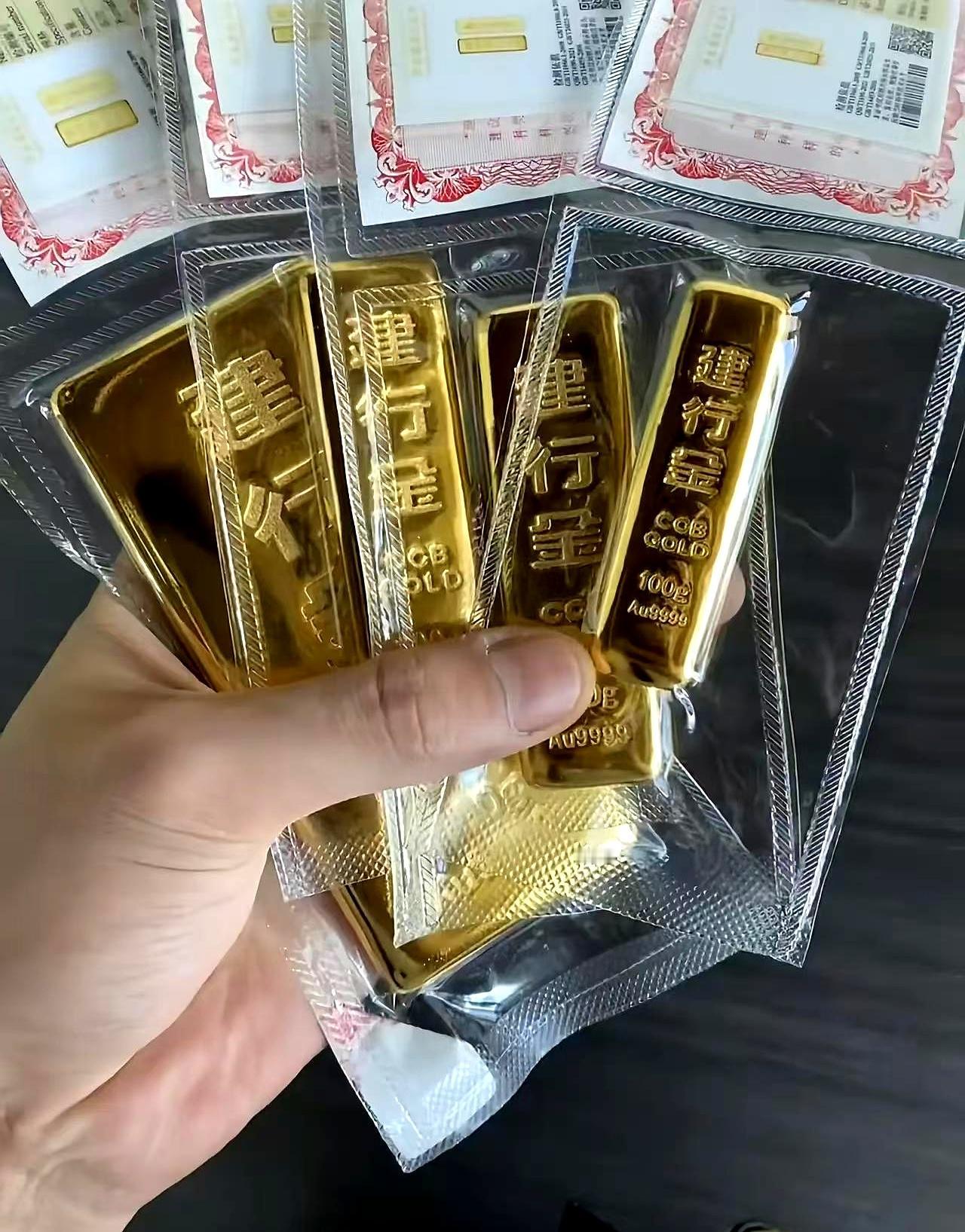 最近金价一晃荡，多少人吓得直拍大腿想割肉？听我一句劝，手里囤了上百克黄金的，千