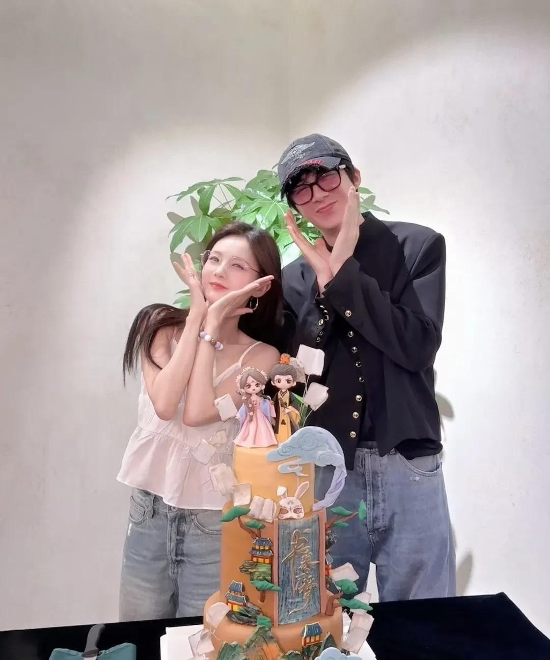 书卷一梦庆功宴，刘宇宁这是又微醺了嘛刘宇宁人气真的没话说，46天参加3场庆功宴