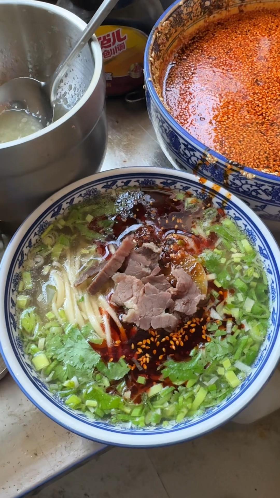 甘肃兰州旅游，美味早餐这些都值得吃！兰州早餐推荐：1、兰州牛肉面、磨沟沿、吾