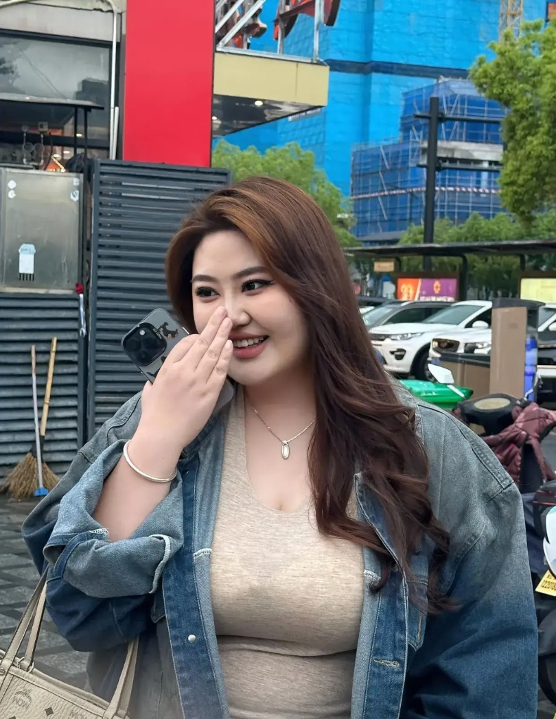 偶尔一看还以为是国外的妞，仔细一看原来是国内的小姐姐。的确，现在的生活好了，营