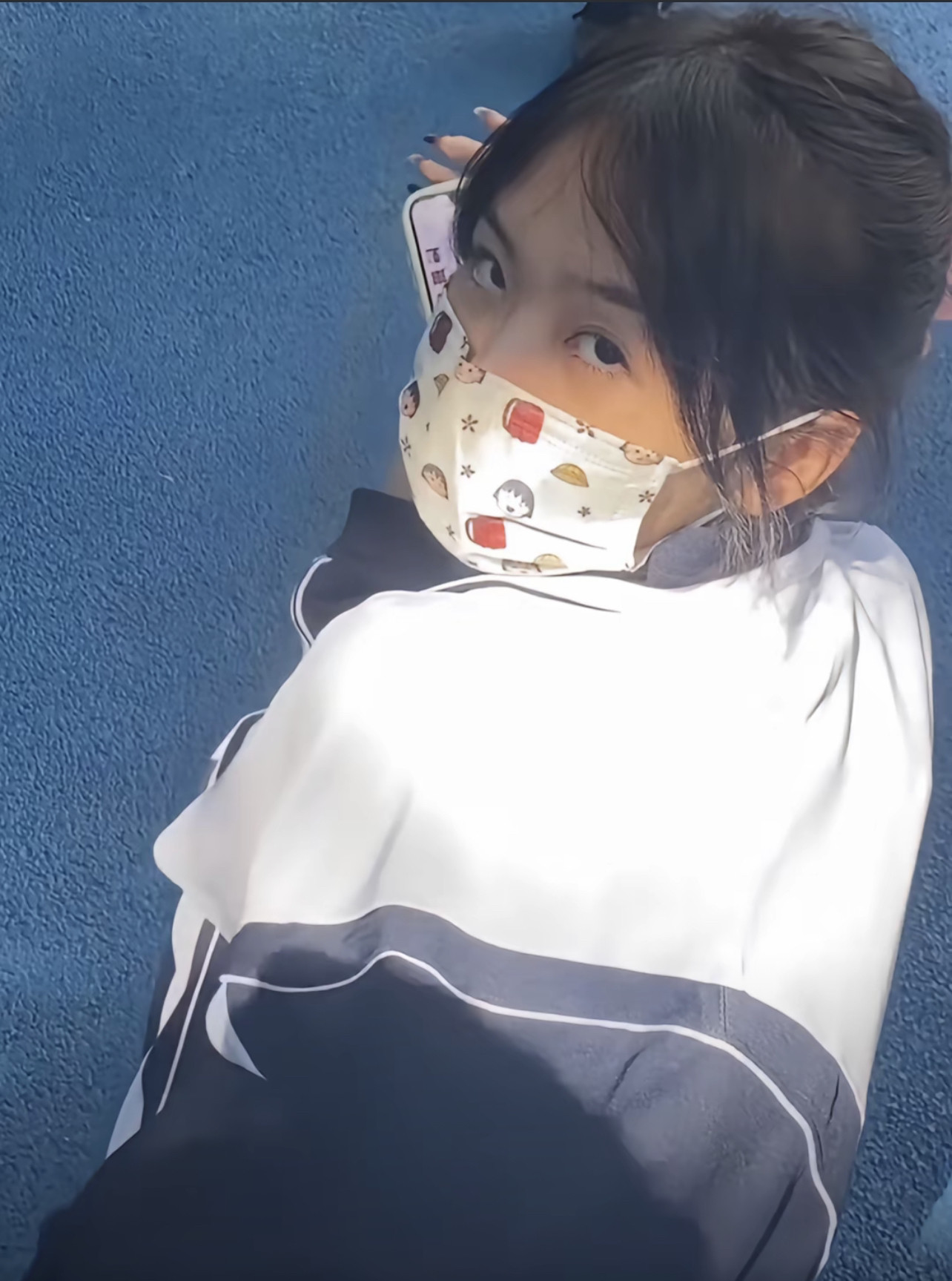 偷拍她被发现了
