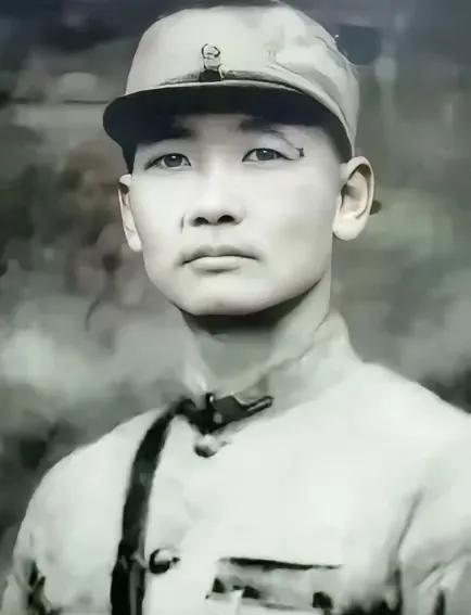 1941年，农舍内，陕军团长冯汉英一把夺下日军联队长腰间佩刀，反手就朝着对方脖子
