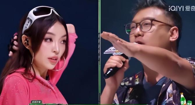一个没出过一首歌的人，坐在评委席上，对正在台上演出的人指指点点。然后被人家三个
