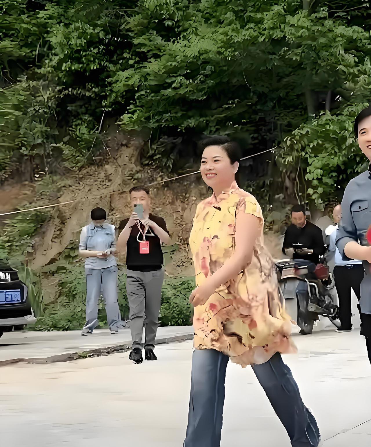 #明星#周末闲暇时间，出门踏青，偶遇大名鼎鼎的著名女高音歌唱家，大家看得出来是