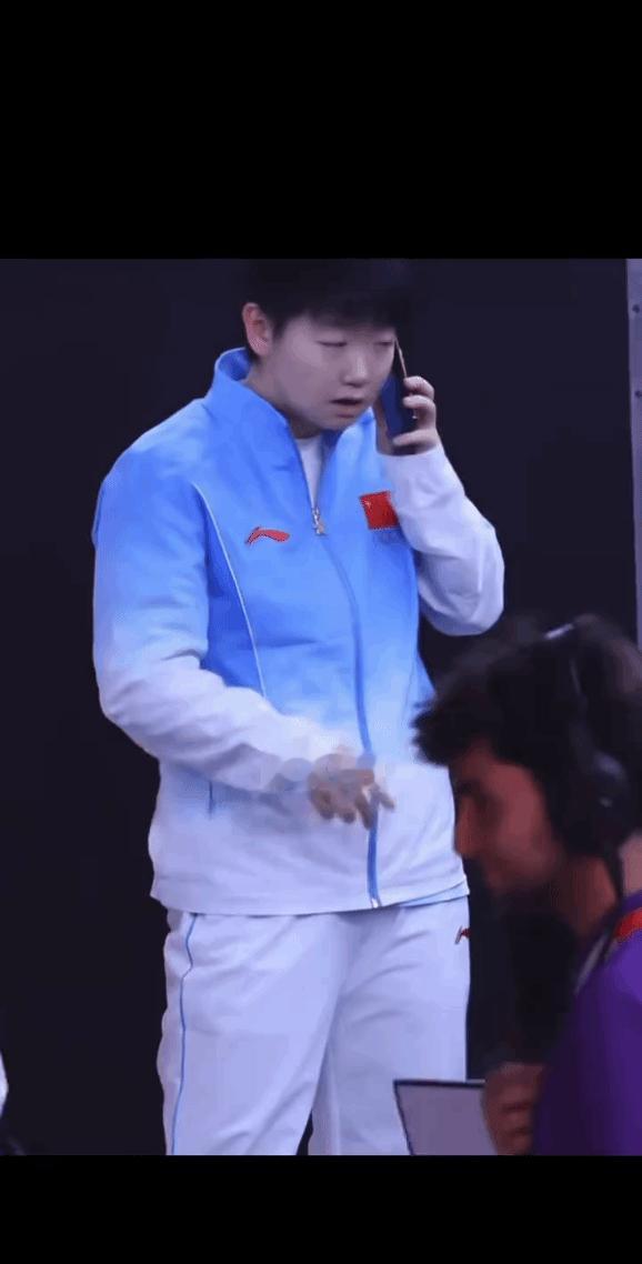 莎莎有啥事儿还是谈恋爱了一直打电话？名古屋亚运会女单决赛后，颁奖仪式临近，镜