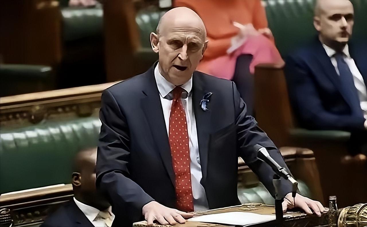 英国一位前议员大声怒斥要与中国开战的言论，他愤怒的说，难道英国真的要与中国开战吗