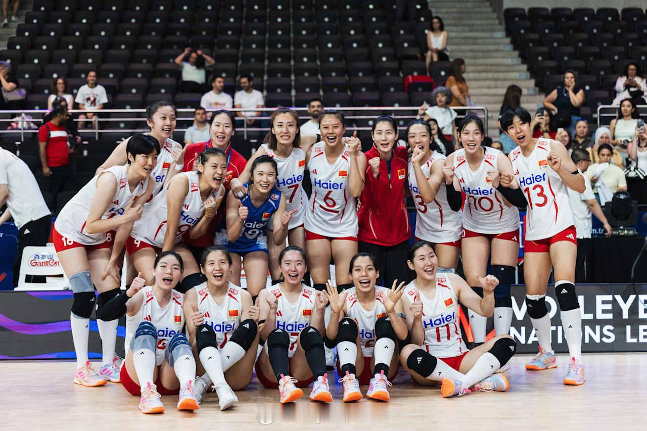 2026世界女排联赛中国女排vs德国女排国家排球联赛中国女排第四张胜利大合影