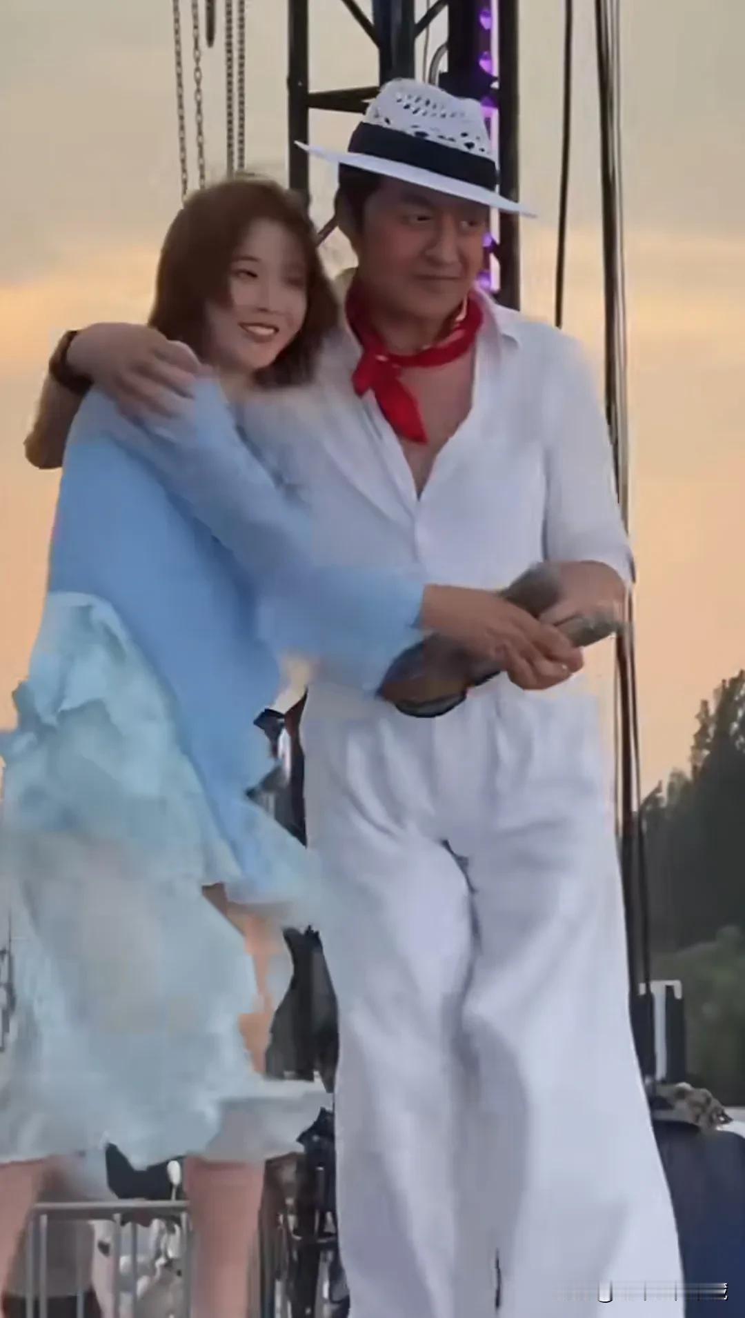 马景涛回到老家葫芦岛绥中县，舞台上和女粉丝互动合唱表演，马景涛现场演唱了歌曲《特