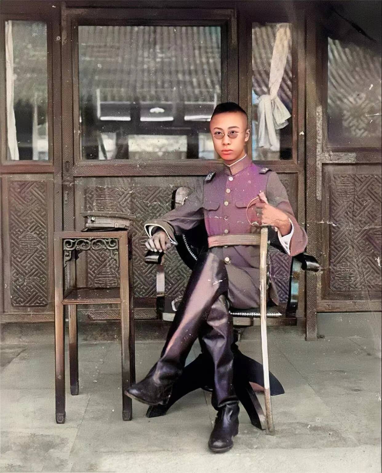 1924年年仅18岁的溥仪在故宫翊坤宫前拍下了这身戎装照，他戴着眼镜，一身民国时