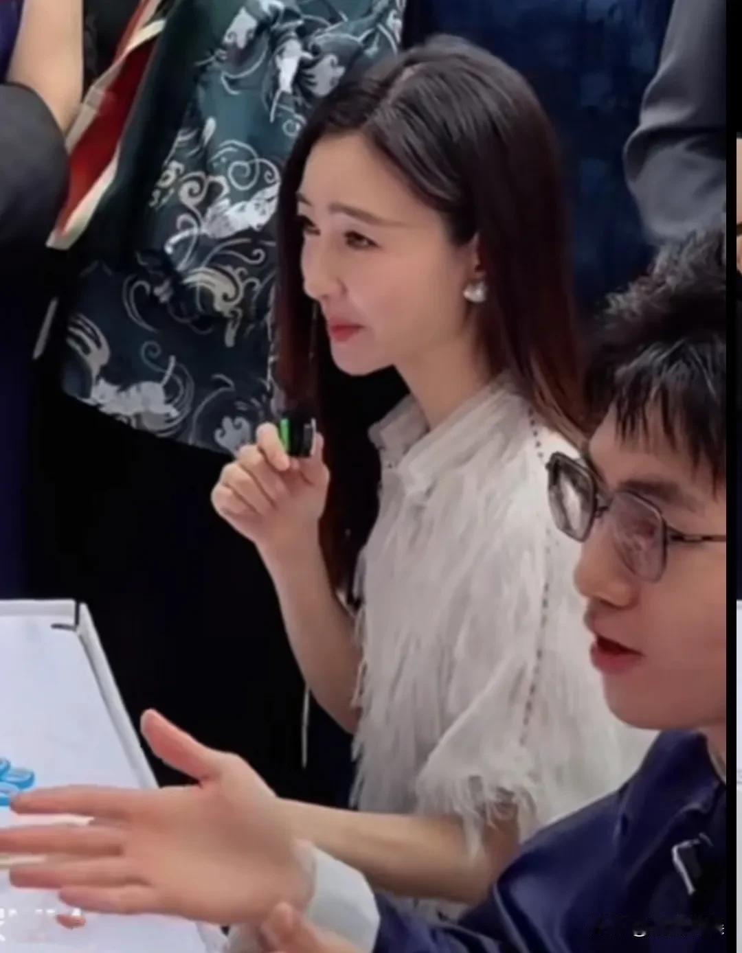 “素颜女神”王丽坤罕见现身浙江出席活动，久未现身大荧幕的她，生图好真实。披着一