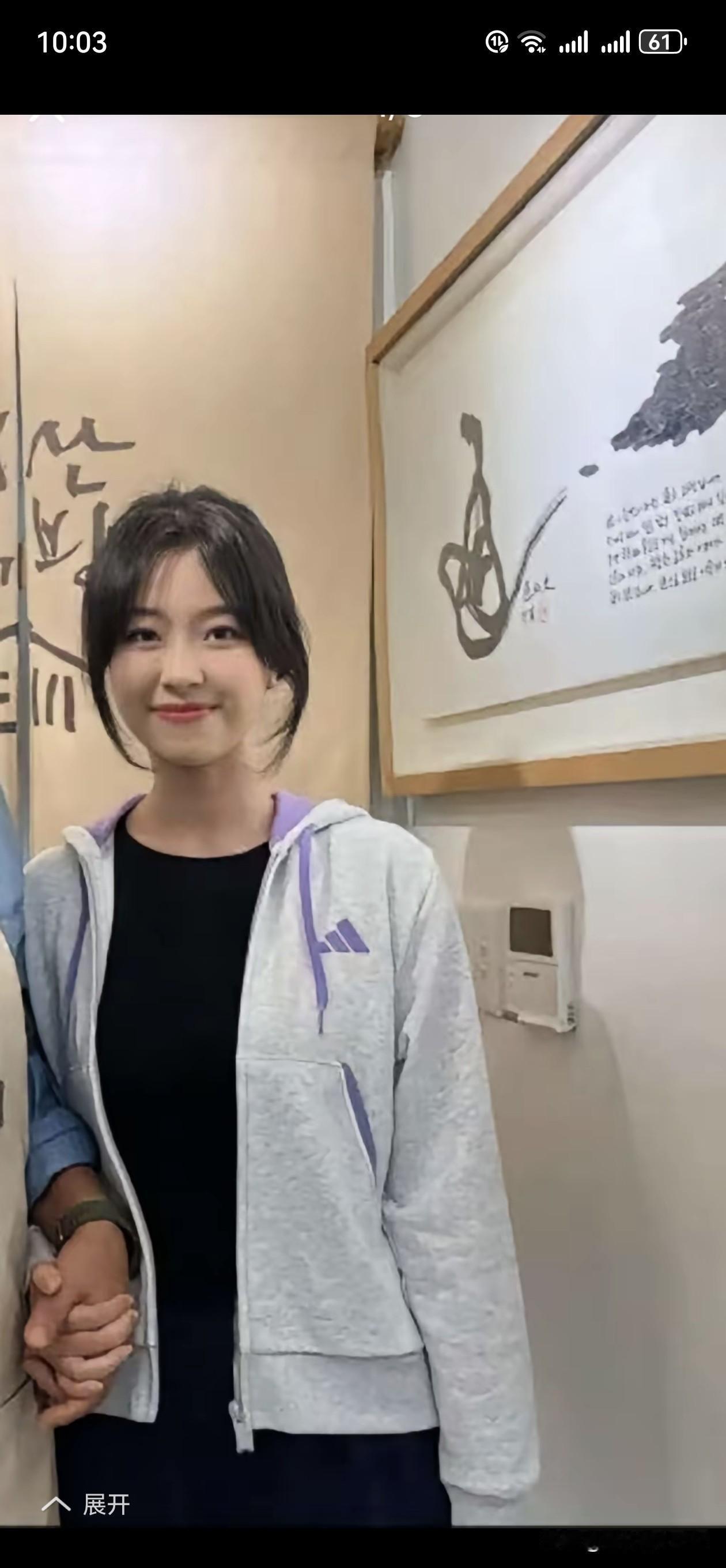 “好漂亮的女孩，25岁，花一样的年纪就这样被凶手扼杀掉了。两名凶手，女孩的遗体