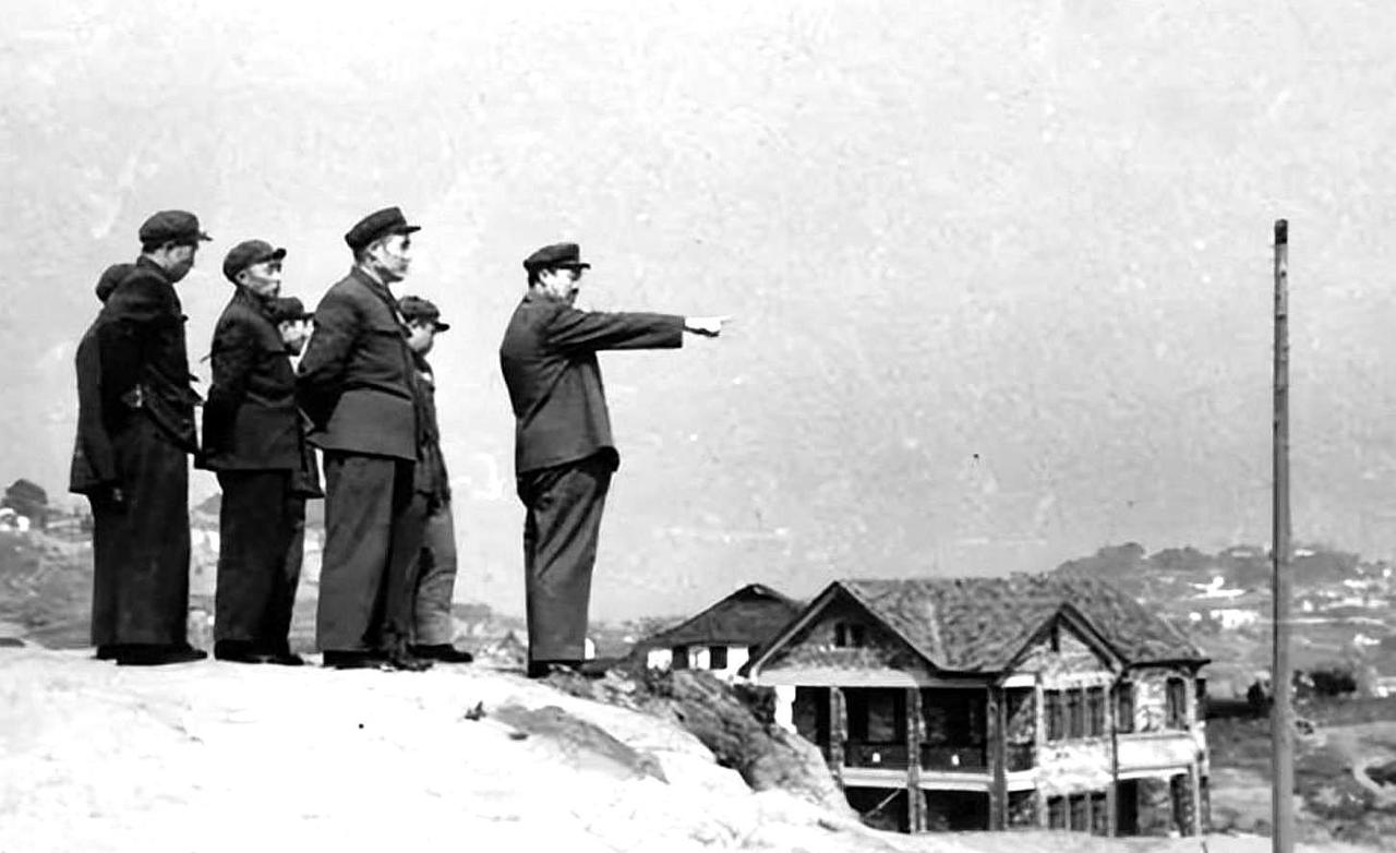 1952年，西南军区司令前往重庆北碚山视察，见到“山丘上盖起了1排小洋楼”。司令