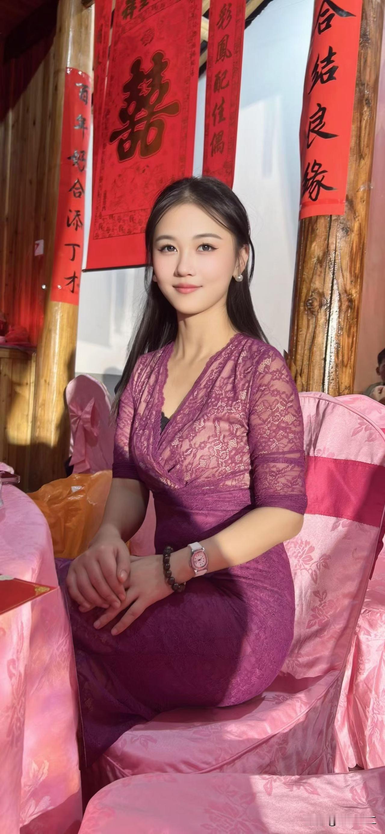 新娘优雅坐椅上,背景红联喜气洋洋,幸福时刻定格!💍💕