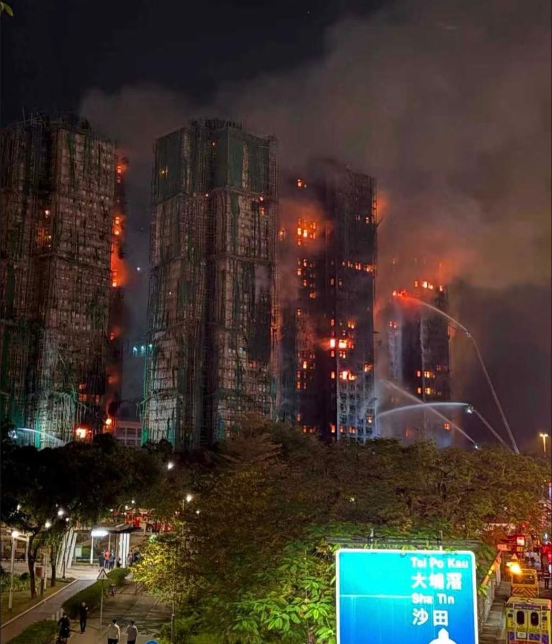 161条生命离去：香港火灾背后，是温暖与追问161这个数字，像一块巨石压在