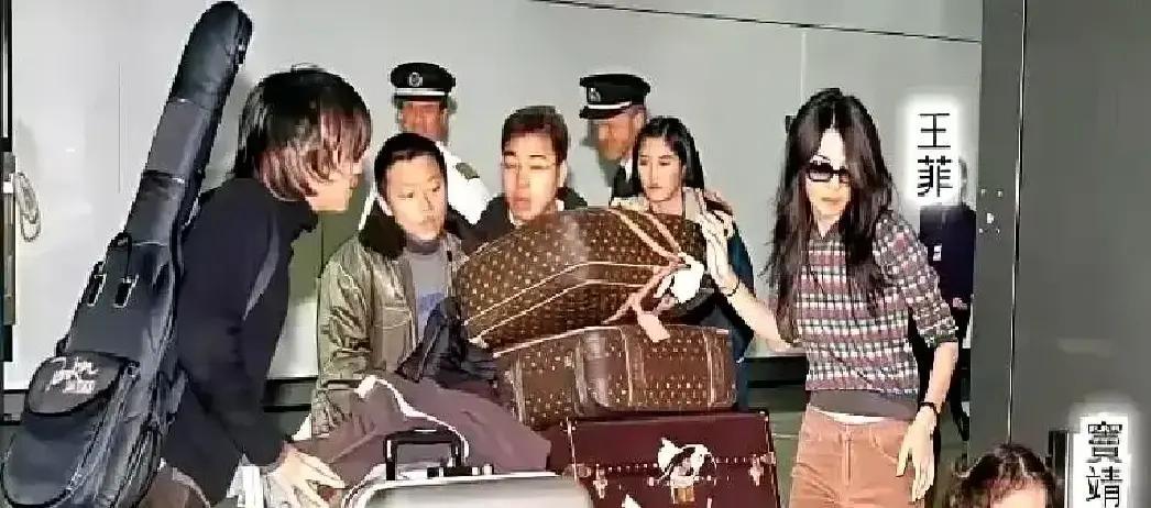 20万的包装薯片？王菲23年前就干了！2000年，王菲谢霆锋机场被拍，LV