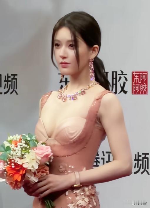 赵露思星光大赏红毯封神！浅蓝礼裙梦回许妍，解约后蜕变太绝😭星光大赏红毯直播刚