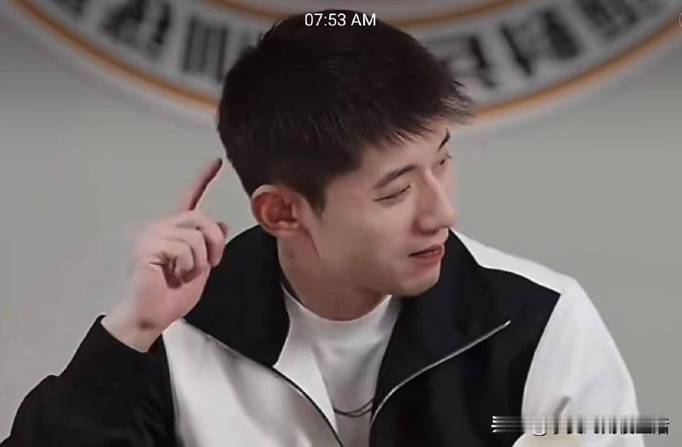 张继科和吴敬平简直一模一样。在所有教练员里吴敬平是唯一一个阴阳王楚钦的。