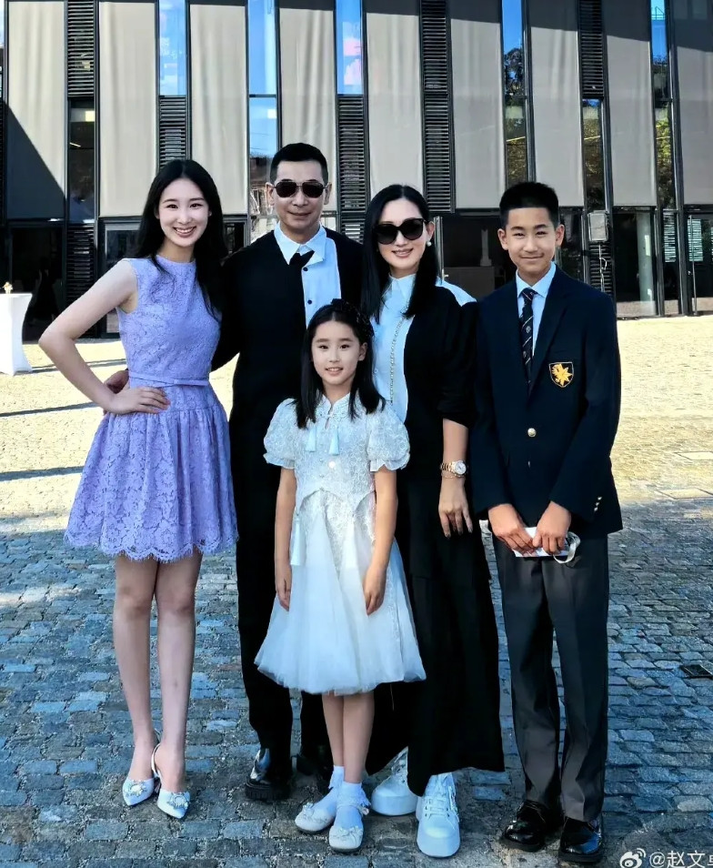 赵文卓的大女儿赵子仪今年夏天在瑞士顶级私立高中萝实学院（InstitutLe