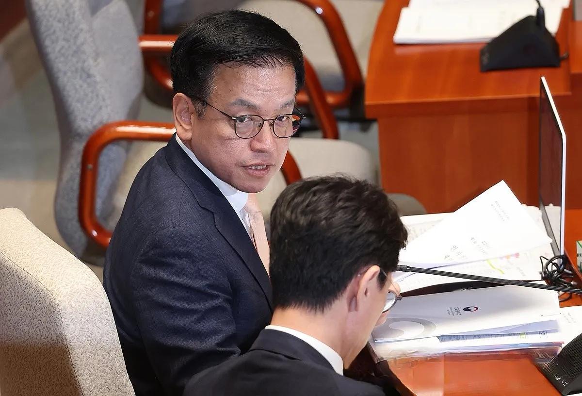 民主党要求崔相穆停止与美国方面的关税谈判，质疑他“卖国”换取党派利益。崔相穆