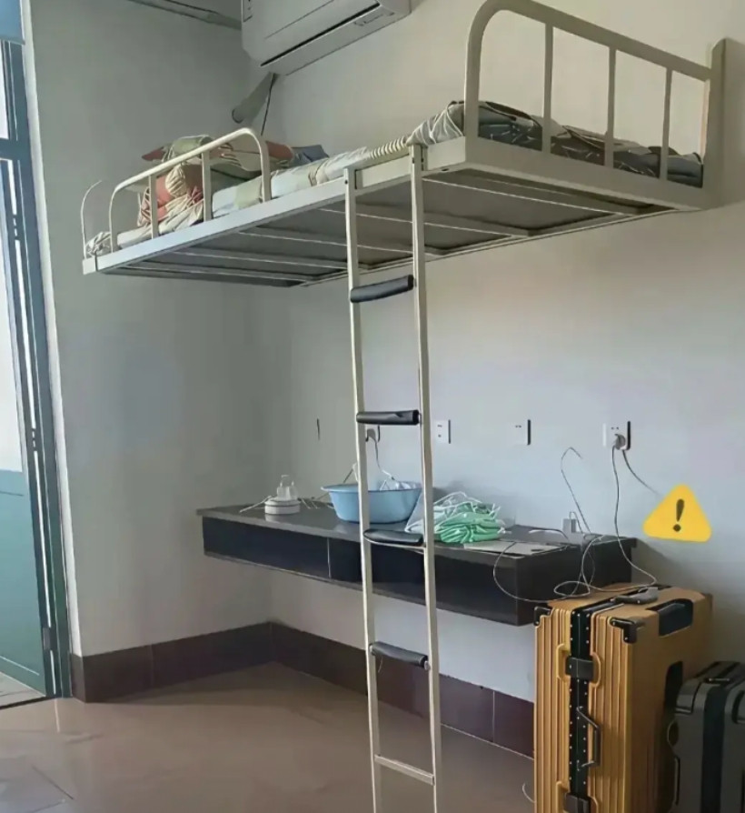 这床连个腿都没有，这样能支撑住吗？你说为了省钱吧，还给装个空调