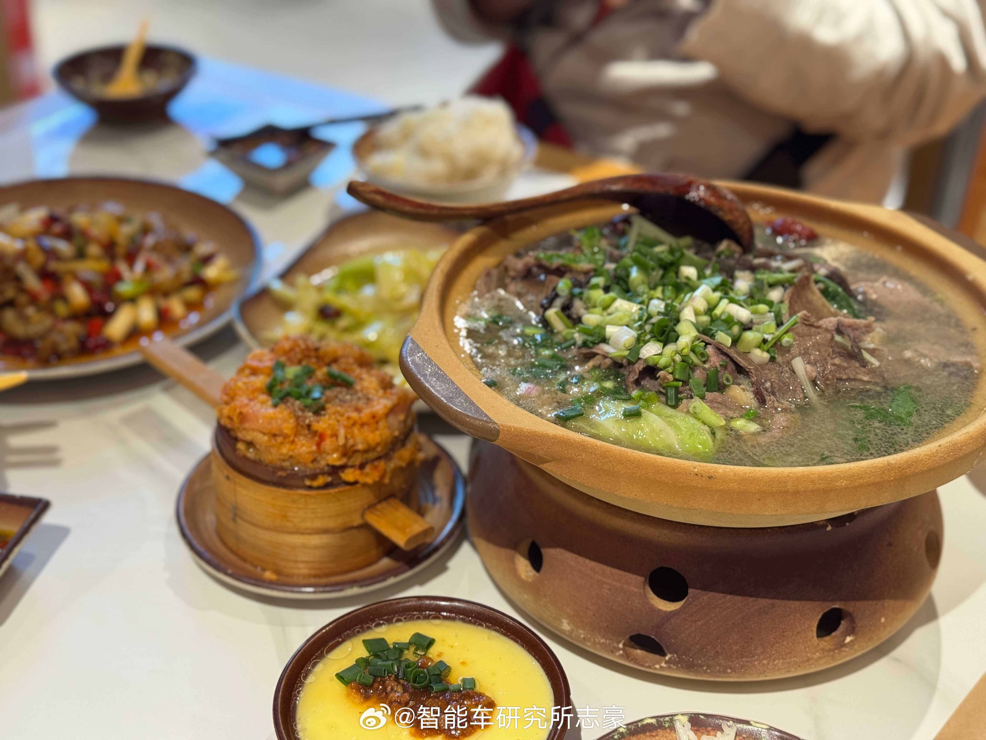 最后选择了跷脚牛肉但个人觉得没成都那次的好吃可能这玩意还是要天冷了才吃得爽？