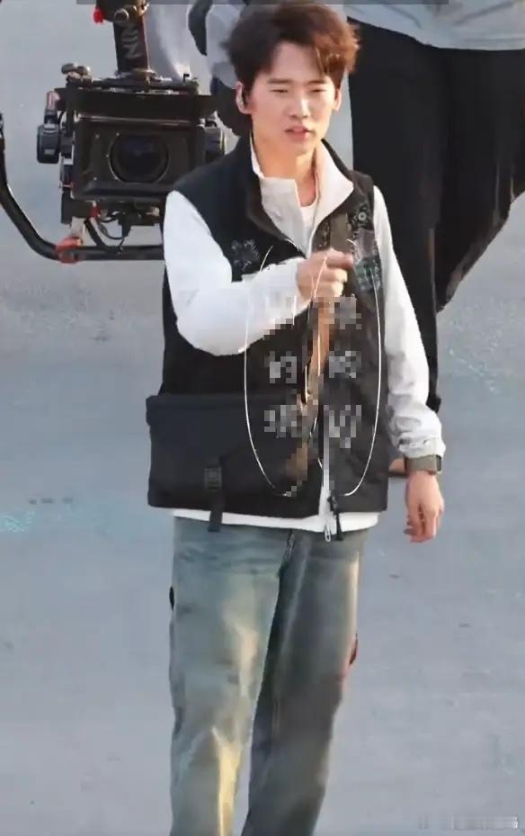 为新戏减肥的郭麒麟，近照中的他真的是瘦得让人不敢认了！对比之前照片，郭麒麟看着瘦
