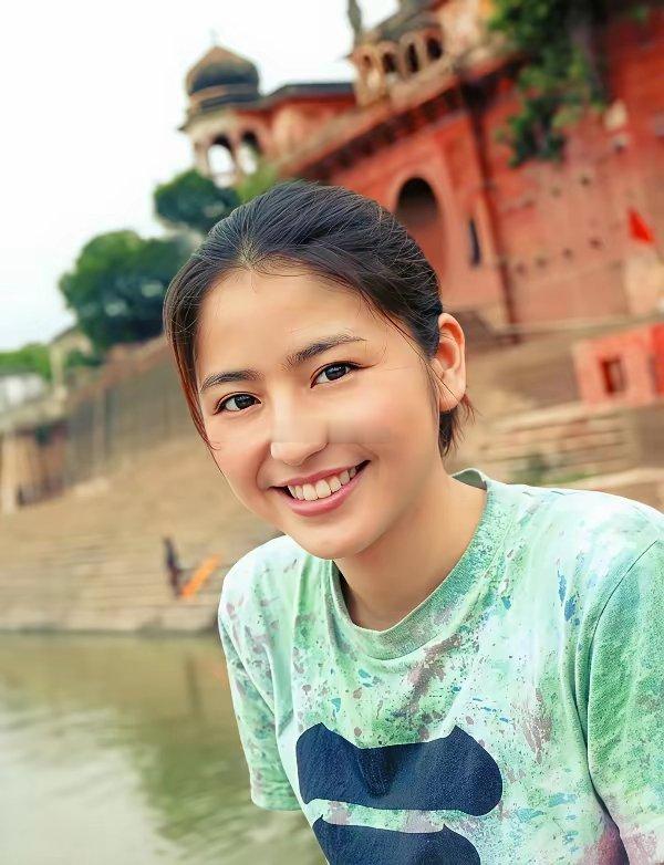 20岁长泽雅美竟然在恒河游，还是蝶泳？！