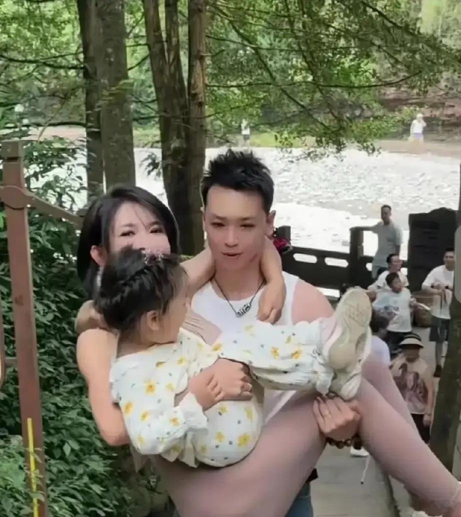 峨眉山上发生的一幕，令人感到匪夷所思。一名男子抱着龚玥菲和她女儿，稳稳当当往山上