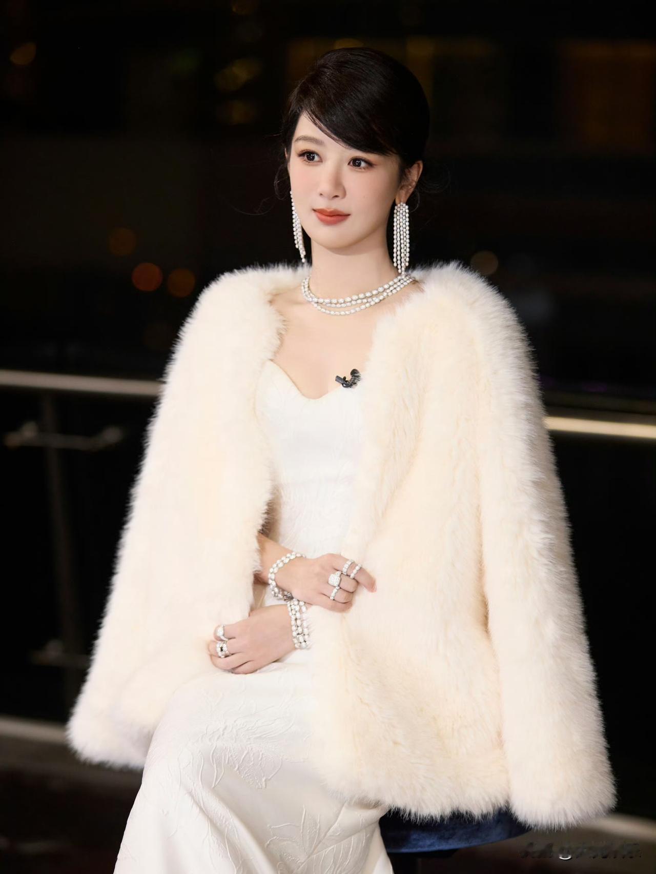 杨紫作为野生动物保护公益大使，居然穿着貂皮大衣参加活动？没想到杨紫说她穿的是假貂