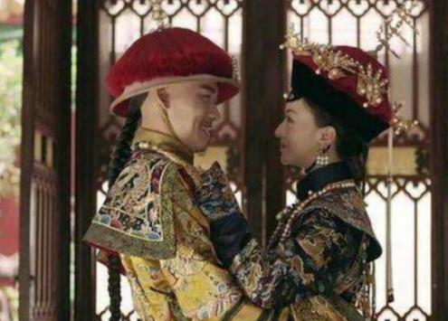 1766年，令妃才刚生完孩子，乾隆就想要宠幸她，令妃无奈只能强撑着侍寝。10年之