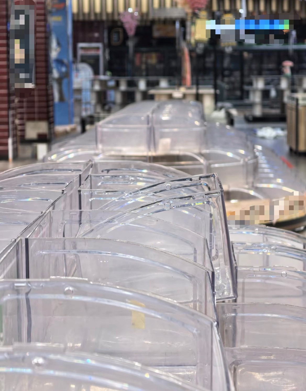 【玉林某大型商场超市重装升级】近日，多名网友爆料称：玉林市某大型商场贴出来一个通